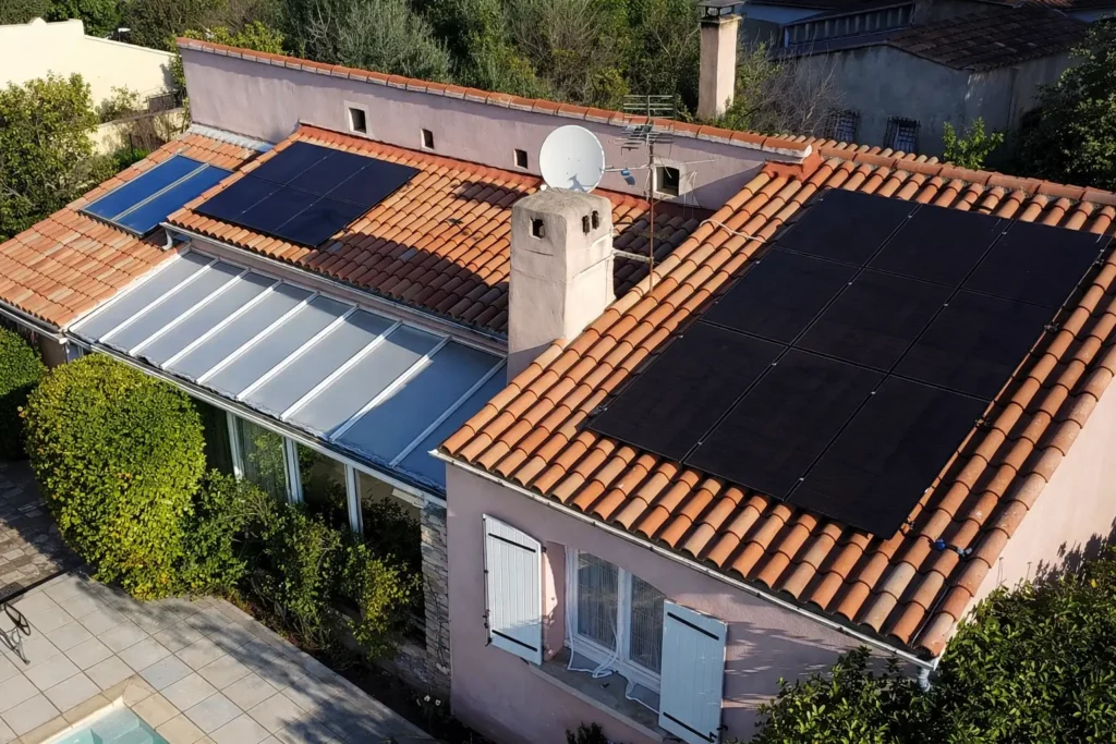 photo de plusieurs panneaux photovoltaïques sur le toit d'une maison