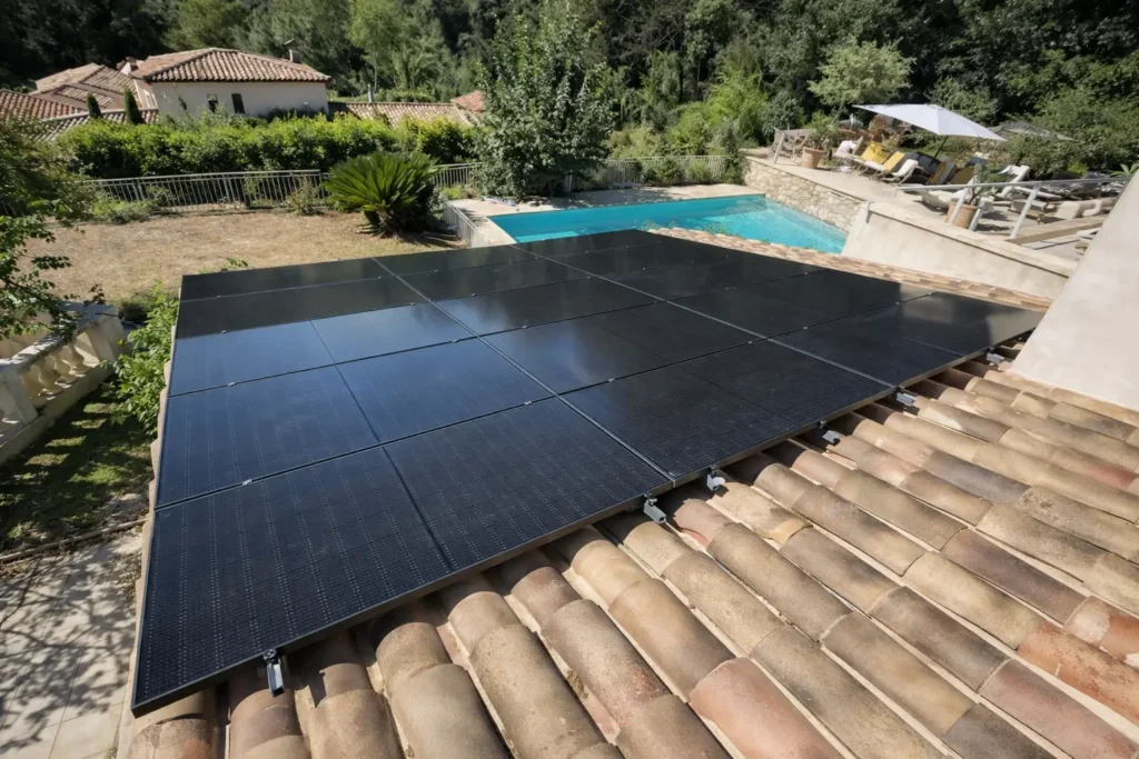 photo de panneaux photovoltaïques sur le toit d'une maison