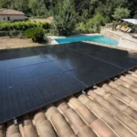 photo de panneaux photovoltaïques sur le toit d'une maison