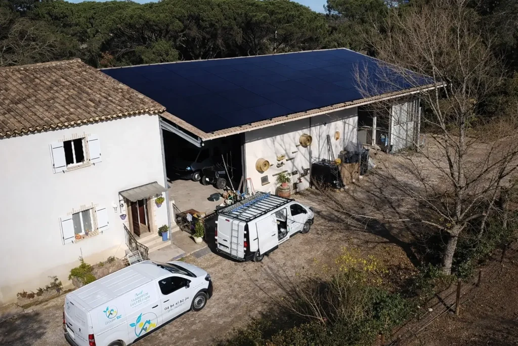 photo de panneaux photovoltaïques sur le toit entier d'une maison dans le var