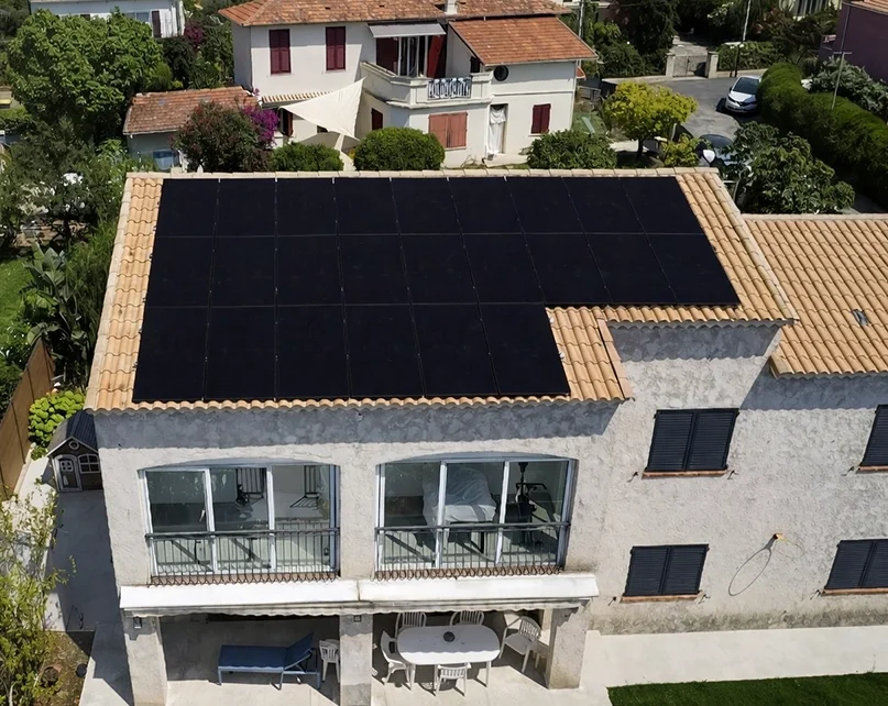 plusieurs panneaux photovoltaïques sur le toit d'une maison dans le var par TST Énergie