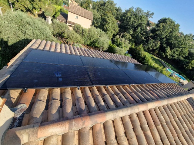 Installation panneaux photovoltaïques tst énergie dans le Var