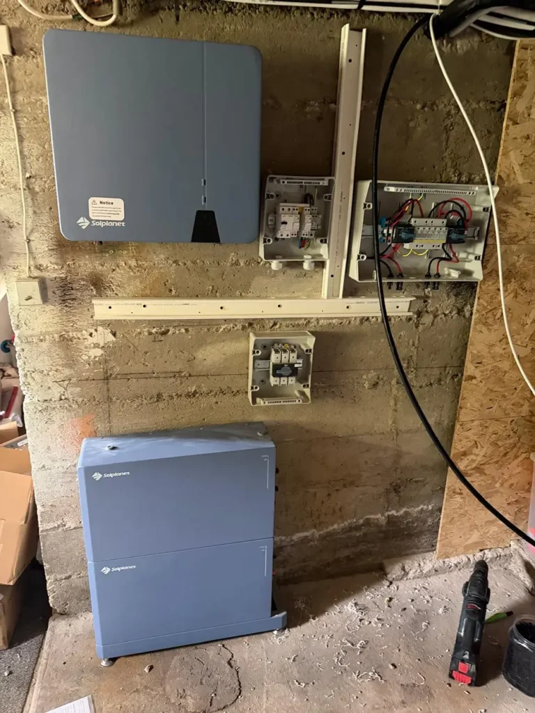 Batterie de stockage Solplanet 10,24 kWh installée en local technique