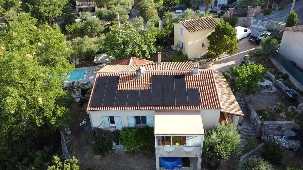 Panneaux JA Solar 500W posés en surimposition sur une toiture à Draguignan