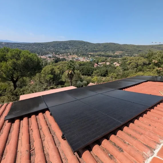 Panneaux JA Solar 500W posés en surimposition sur une toiture à Draguignan