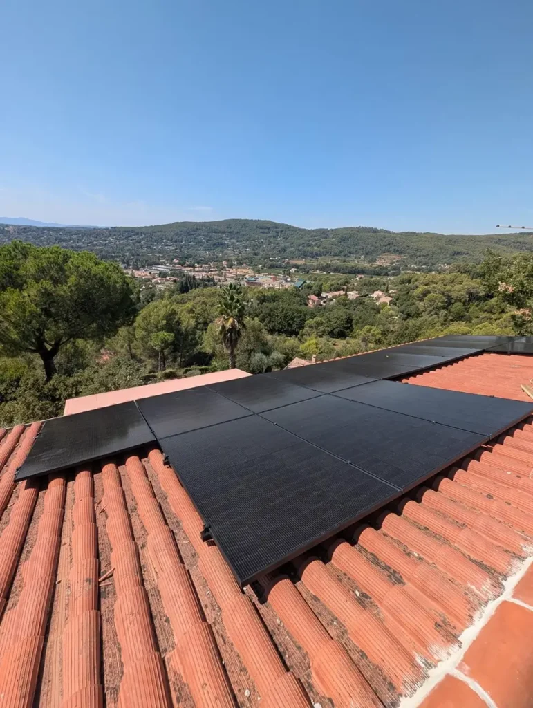 Panneaux JA Solar 500W posés en surimposition sur une toiture à Draguignan
