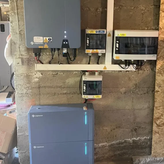 Batterie de stockage Solplanet 10,24 kWh installée en local technique