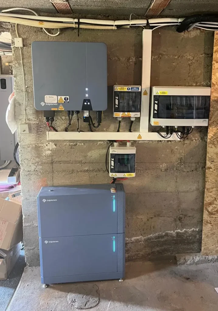 Batterie de stockage Solplanet 10,24 kWh installée en local technique