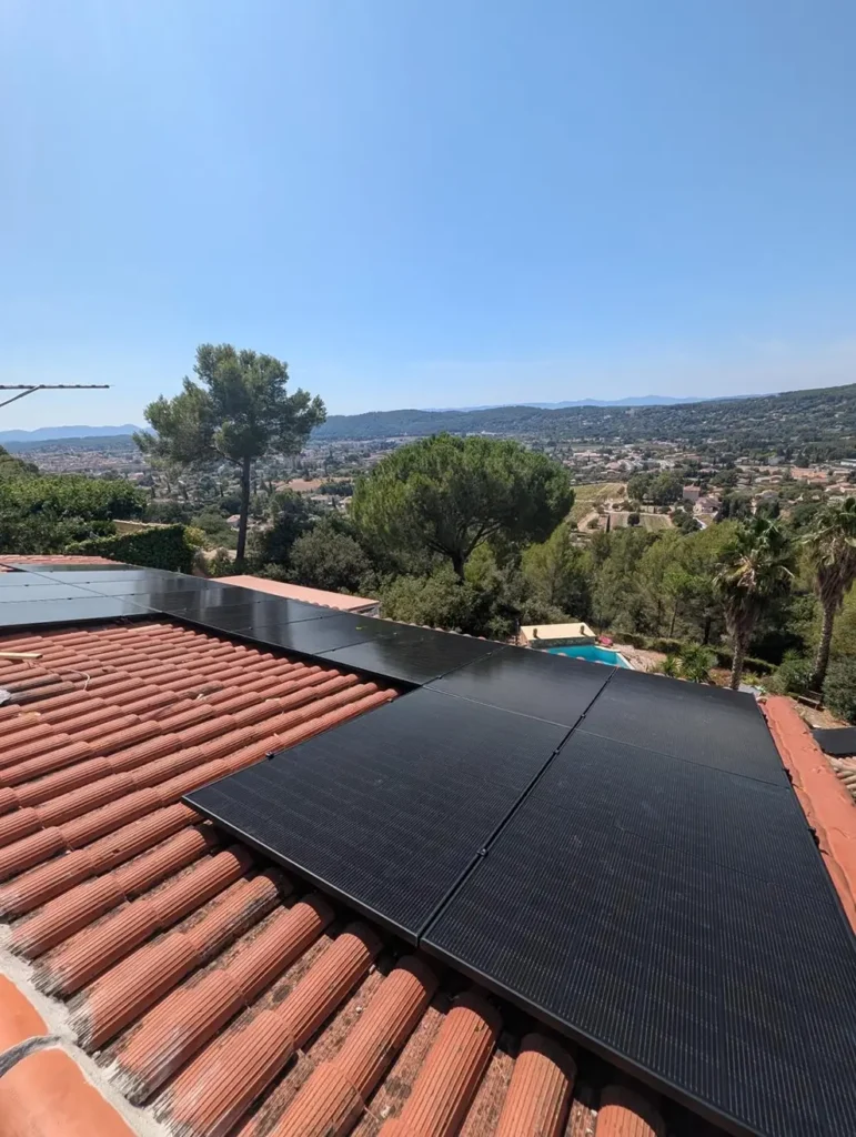 Panneaux JA Solar 500W posés en surimposition sur une toiture à Draguignan