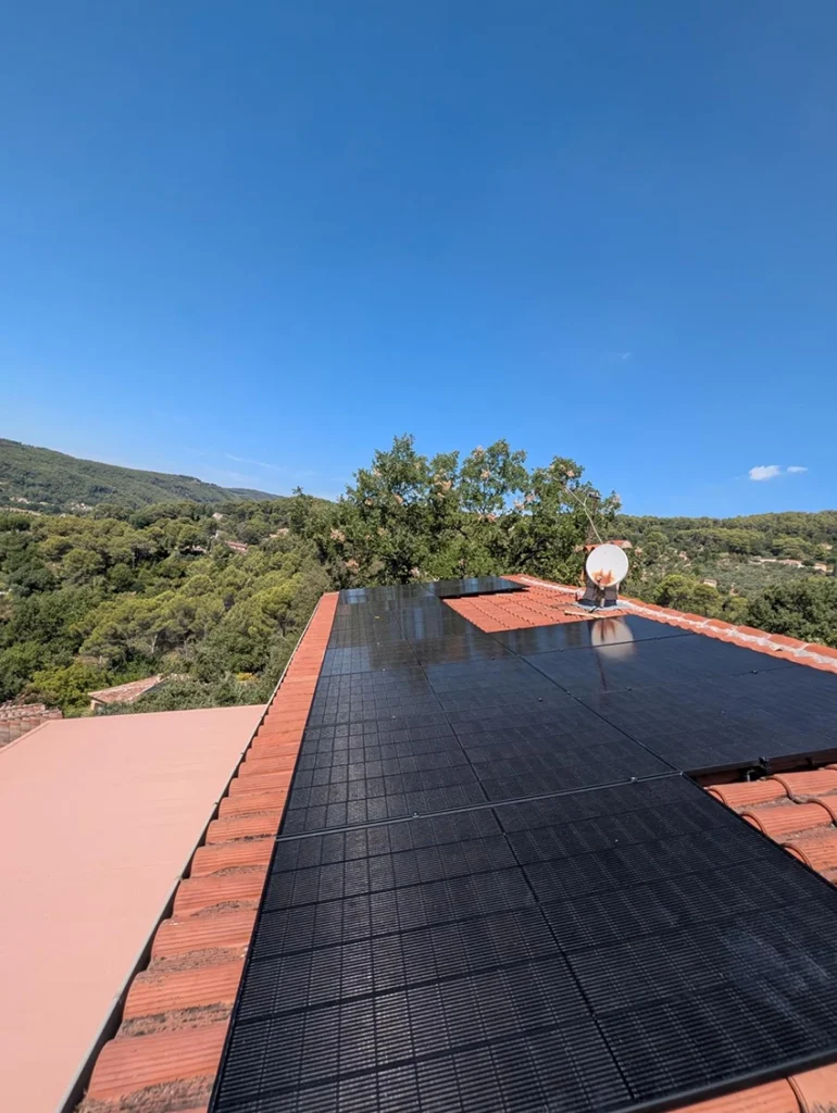 Panneaux JA Solar 500W posés en surimposition sur une toiture à Draguignan
