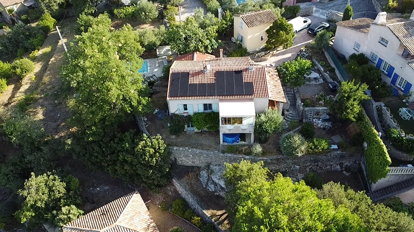 Panneaux JA Solar 500W posés en surimposition sur une toiture à Draguignan
