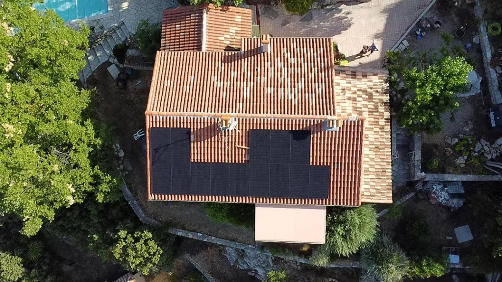 Panneaux JA Solar 500W posés en surimposition sur une toiture à Draguignan